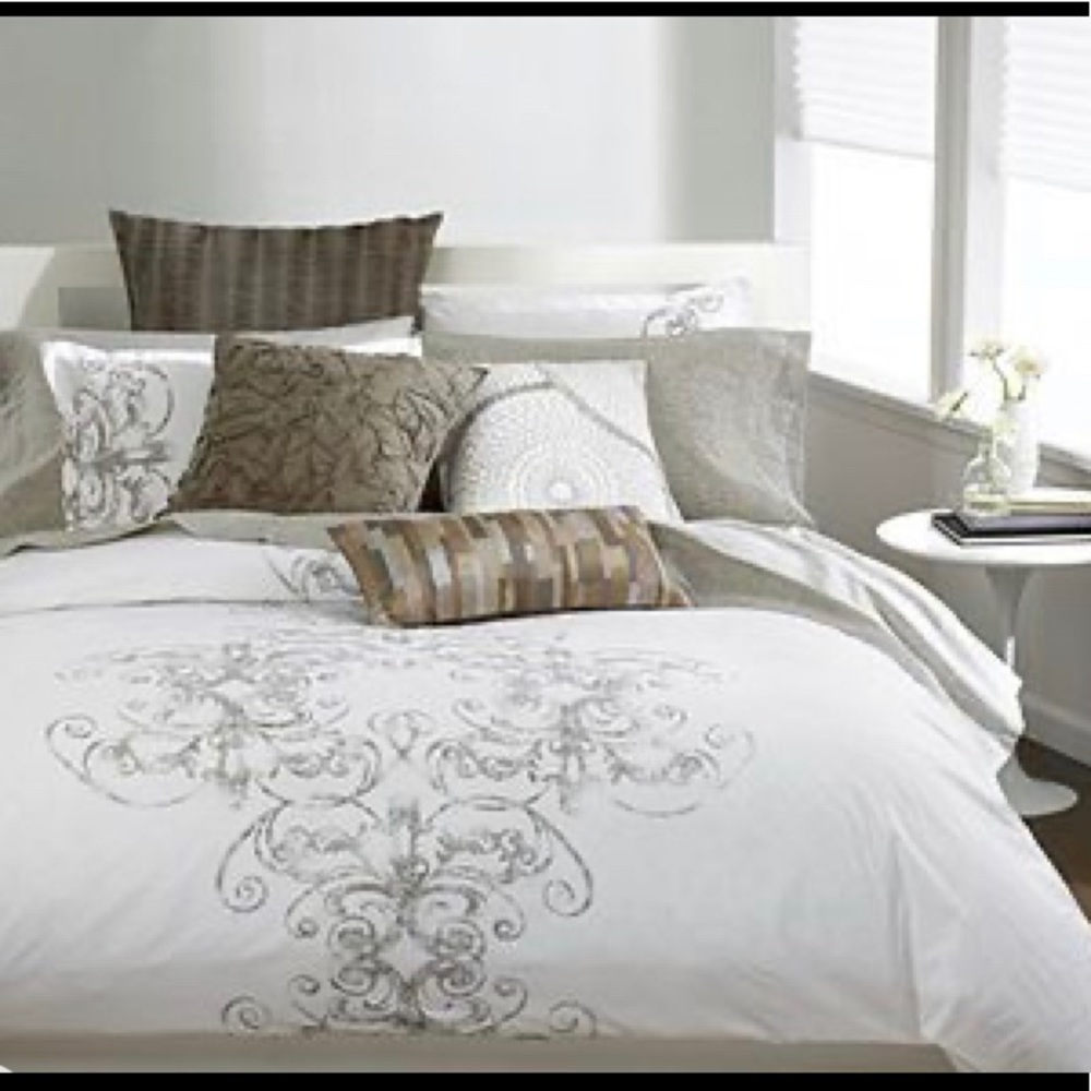 Bar III Queen Duvet cover with pillow shams